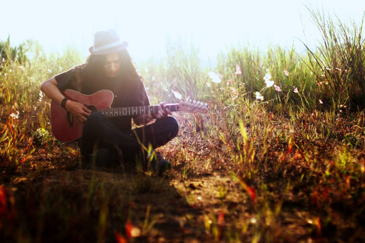 Pengalaman personal bisa menjadi ladang inspirasi, salah satu lagu yang sangat personal adalah ‘Moonshine’
